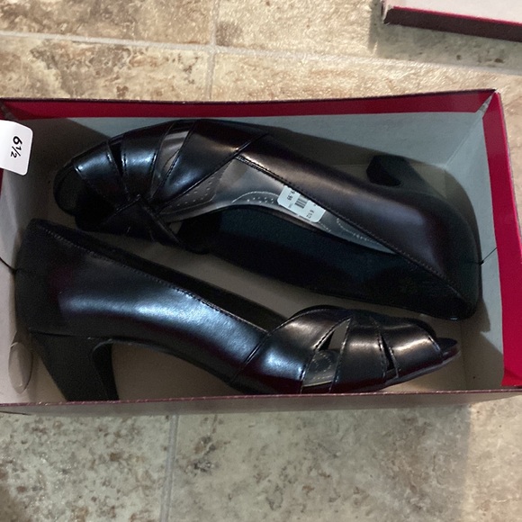 Black small heels - Picture 2 of 2